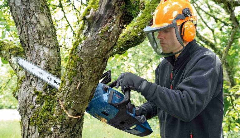 E-Werkzeuge Akku Schluss mit störenden Ästen: Neue Akku-Kettensäge von Bosch ist da - News, Bild 1