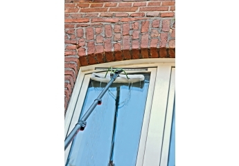 Schnell wieder sauber: High-clean Teleskopstange 3K Vollcarbon 5,4 m mit Fensterwischer, Bild 1 Rund ums Haus High-clean Teleskopstange 3K Vollcarbon 5,4 m mit Fensterwischer im Test, Bild 1